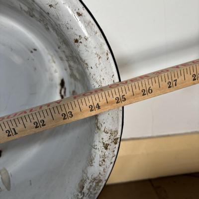 LOT 399: Vintage Enamelware Flintstone Wash Basin/Baby Tub & More