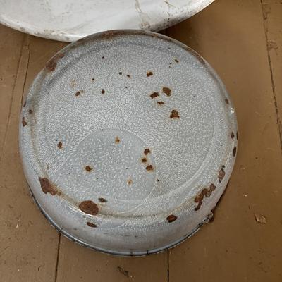 LOT 399: Vintage Enamelware Flintstone Wash Basin/Baby Tub & More