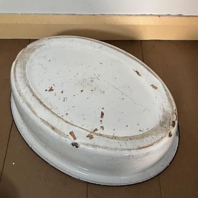 LOT 399: Vintage Enamelware Flintstone Wash Basin/Baby Tub & More