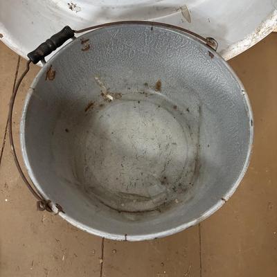 LOT 399: Vintage Enamelware Flintstone Wash Basin/Baby Tub & More