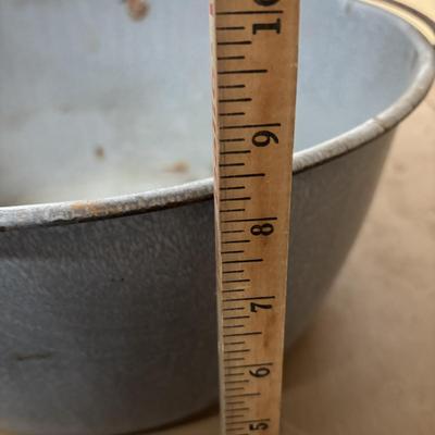 LOT 399: Vintage Enamelware Flintstone Wash Basin/Baby Tub & More