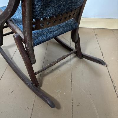 LOT 402: Antique Folding Rocking Chair - Ready for Your Very Own Personal Touch