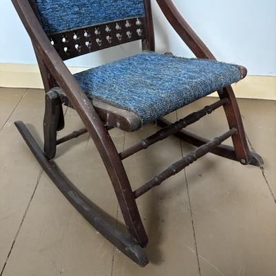 LOT 402: Antique Folding Rocking Chair - Ready for Your Very Own Personal Touch