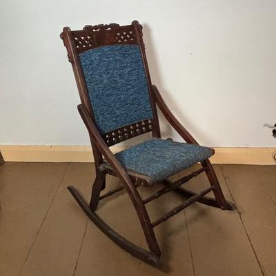 LOT 402: Antique Folding Rocking Chair - Ready for Your Very Own Personal Touch