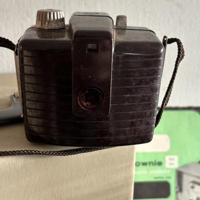 LOT 421: Vintage Eastman Kodal 32oz Darkroom Beaker, Kodak Brownie 8 Movie Projector, Brownie Holiday Camera