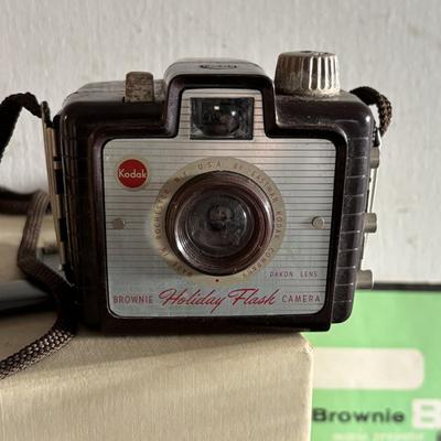 LOT 421: Vintage Eastman Kodal 32oz Darkroom Beaker, Kodak Brownie 8 Movie Projector, Brownie Holiday Camera