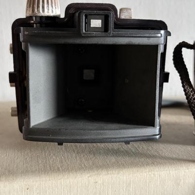 LOT 421: Vintage Eastman Kodal 32oz Darkroom Beaker, Kodak Brownie 8 Movie Projector, Brownie Holiday Camera