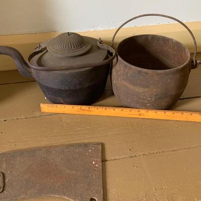LOT 436: Vintage/Antique Cast Iron Pot with Handle, Cast Iron Tea Kettle and a Large Clever without a Handle
