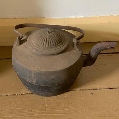 LOT 436: Vintage/Antique Cast Iron Pot with Handle, Cast Iron Tea Kettle and a Large Clever without a Handle