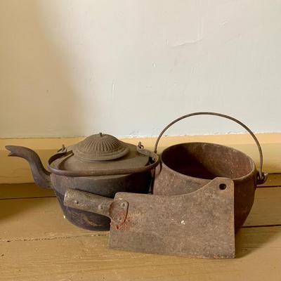 LOT 436: Vintage/Antique Cast Iron Pot with Handle, Cast Iron Tea Kettle and a Large Clever without a Handle