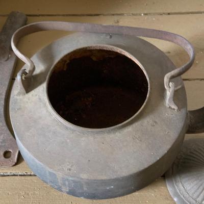 LOT 436: Vintage/Antique Cast Iron Pot with Handle, Cast Iron Tea Kettle and a Large Clever without a Handle