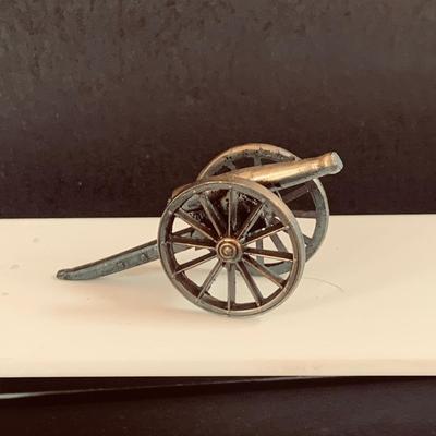 LOT 459: Collection of Toy Soldiers Including 4 Britians 1971 Civil War Soldiers, Civil War Chess Pieces (Not Complete and Revolutionary...