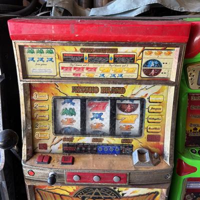 LOT 604: Vintage Japanese Mizuho Ward if Lights Slot Machine