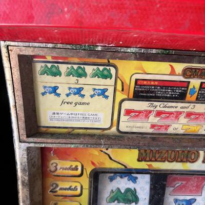 LOT 604: Vintage Japanese Mizuho Ward if Lights Slot Machine