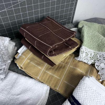 Lot of Linens Dish Towels, Hot Pads, Wash Clothes. 