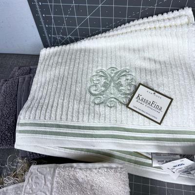 Lot of Linens Dish Towels, Hot Pads, Wash Clothes. 