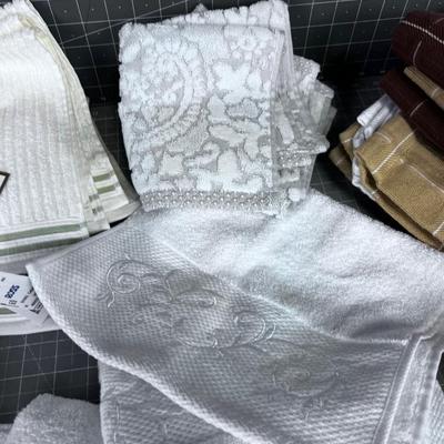 Lot of Linens Dish Towels, Hot Pads, Wash Clothes. 