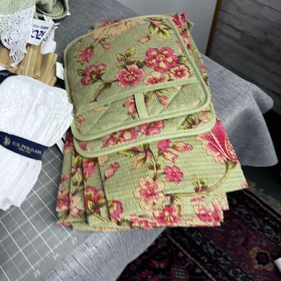 Lot of Linens Dish Towels, Hot Pads, Wash Clothes. 