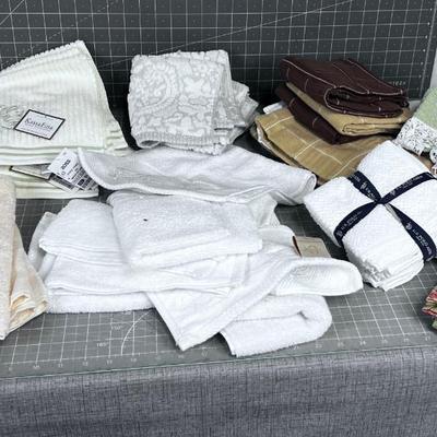 Lot of Linens Dish Towels, Hot Pads, Wash Clothes. 