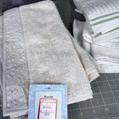 Lot of Linens Dish Towels, Hot Pads, Wash Clothes. 