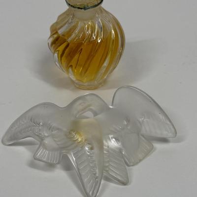 Sale Photo Thumbnail #214: This is stopper broken off a bottle of L'Air du Temps perfume by Nina Ricci. The stopper was designed by Marc Lalique. It is made of frosted glass and features two entwined doves, symbolizing peace and love. The bottle still contains perfume but the stopp