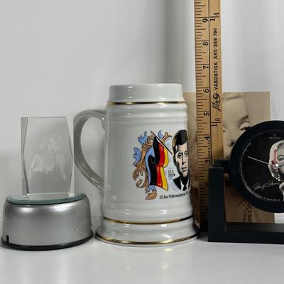 LOT 12D: Marilyn Monroe Decor Collection