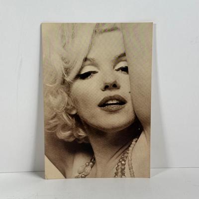 LOT 12D: Marilyn Monroe Decor Collection
