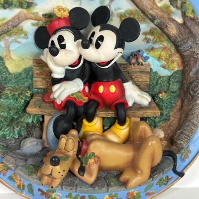 LOT 83A: Mickey & Minnie Home Decor Collection