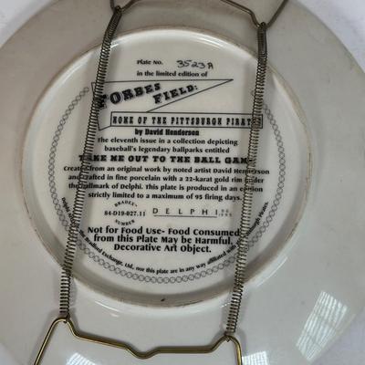 LOT 175A: The Hamilton Collection & Delph Decorative Baseball Plates