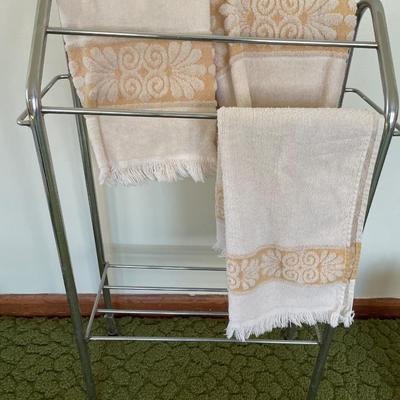Towel rack with towels
