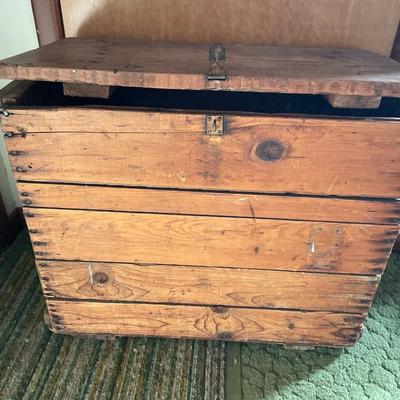 Vintage crate with lid and handles