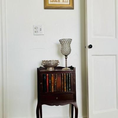 Table lot - small book table, decor and art