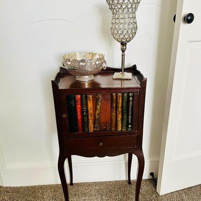 Table lot - small book table, decor and art