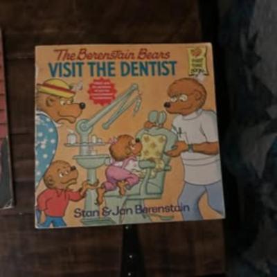 THE BERNSTEIN BEARS VISIT THE DENTIST