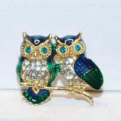 Blue Green & Clear Stones Double Owls BROOCH (1¼" x 1¼") on a Gold Tone Setting