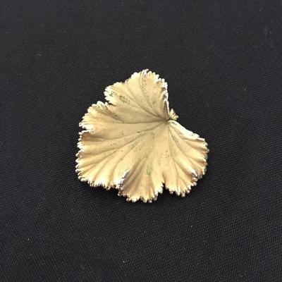 Vintage Gold toned Leaf plant brooch