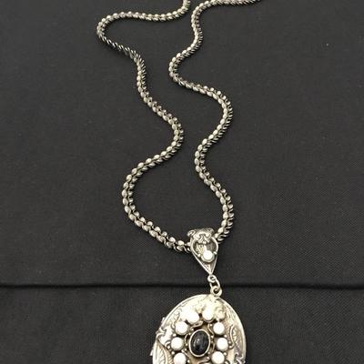 Vintage locket pendant faux pearls thick chain necklace