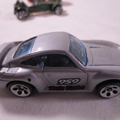 5 Hot Wheels cars
