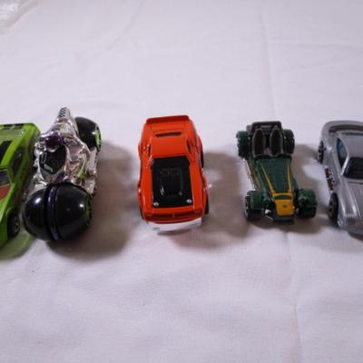 5 Hot Wheels cars