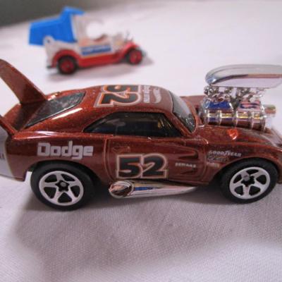 5 Hot Wheels cars