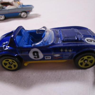 5 Hot Wheels cars
