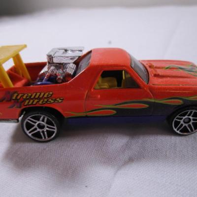 5 Hot Wheels cars