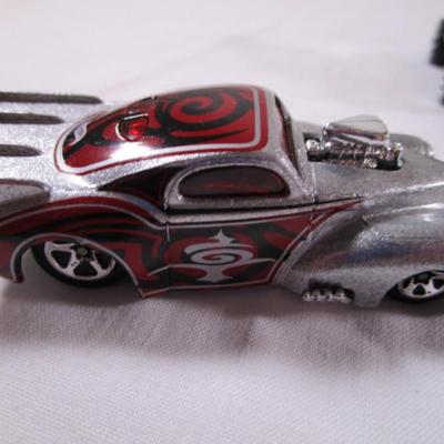 5 Hot Wheels cars