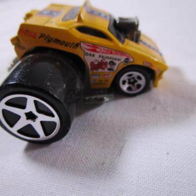 5 Hot Wheels cars