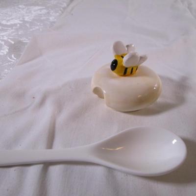 New in box Ganz ceramic beehive-shaped honey jar