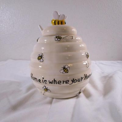 New in box Ganz ceramic beehive-shaped honey jar