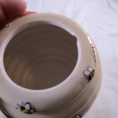 New in box Ganz ceramic beehive-shaped honey jar