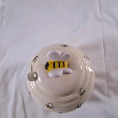 New in box Ganz ceramic beehive-shaped honey jar