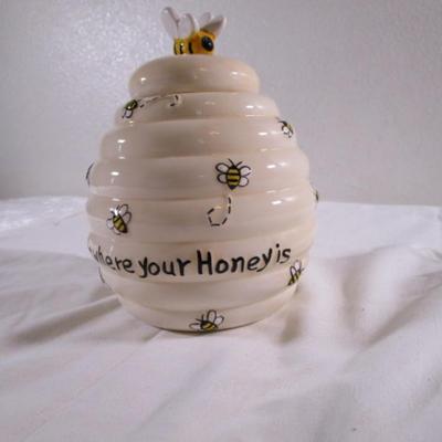 New in box Ganz ceramic beehive-shaped honey jar