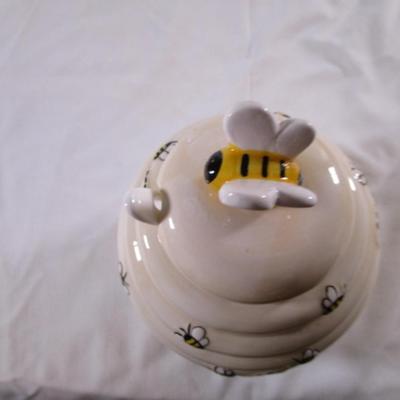 New in box Ganz ceramic beehive-shaped honey jar